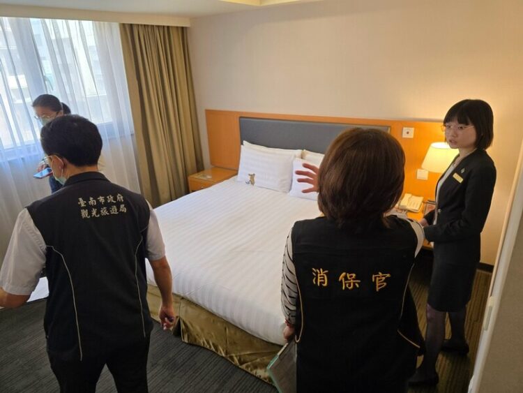 保障消費者權益 臺南市政府進行清明連假旅宿業房價聯合稽查 保障消費者權益-臺南市政府進行清明連假旅宿業房價聯合稽查