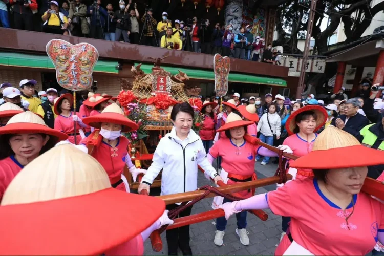 台中樂成宮旱溪媽祖遶境十八庄今起駕出巡 盧市長祈願:盼四時無災、世界平安 台中樂成宮旱溪媽祖遶境十八庄今起駕出巡-盧市長祈願:盼四時無災、世界平安