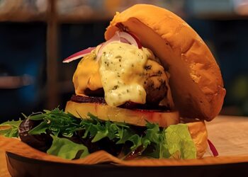 台南隱藏版澳式手作漢堡店 市區秒變露營秘境