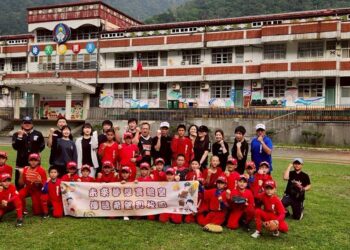 沙發先生家居遠赴台中偏鄉小學，與德芙蘭學童共築設計與棒球夢