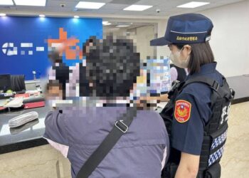 愚人節前夕擋下詐騙案！警銀聯手阻婦人百萬血汗錢-女警暖心勸阻獲感激
