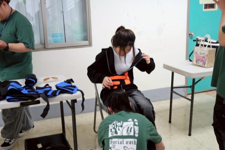 樹科大社工週成長之旅 體驗中風裝備感受行動不便之苦 樹科大社工週成長之旅-體驗中風裝備感受行動不便之苦