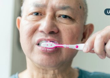 有圖解》如何幫失智長輩清潔口腔？家屬必學「正確刷牙法」要刷到牙齦