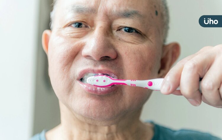 有圖解》如何幫失智長輩清潔口腔?家屬必學「正確刷牙法」要刷到牙齦 有圖解》如何幫失智長輩清潔口腔?家屬必學「正確刷牙法」要刷到牙齦