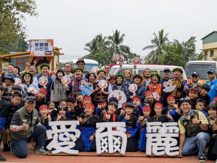 來義鄉幸福巴士再升級-企業捐贈小巴助學童返鄉就學