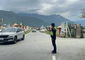 清明連假首日南下車潮湧現-新城警呼籲用路人保持安全距離、小心慢行