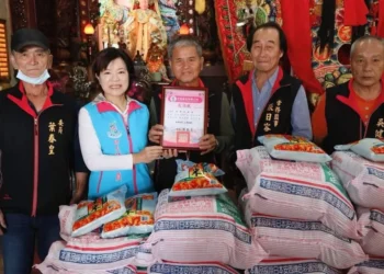 玄武宮、玄龍弘道會捐愛吉安-游淑貞親頒感謝狀共啟弱勢關懷