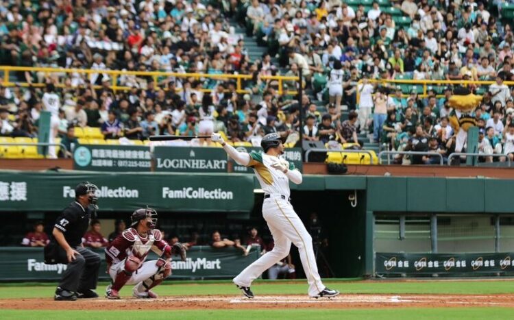 台鋼雄鷹主場首戰奪勝-市府也推出學生50元銅板價優惠方案