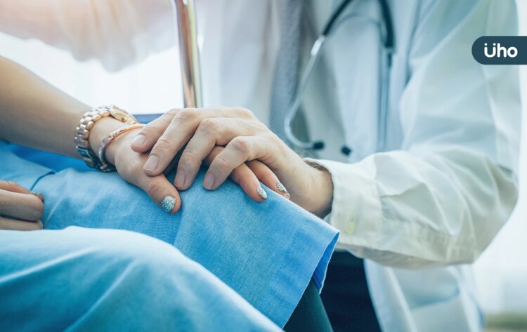 7旬嬤看病錯過公車,竟是為買禮物⋯他揭「最美醫病關係」不只看病 7旬嬤看病錯過公車,竟是為買禮物⋯他揭「最美醫病關係」不只看病