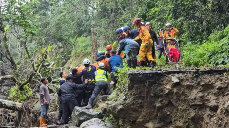 吉安警與消防民力緊急聯合出動 成功尋獲意外跌落米亞丸溪男子 吉安警與消防民力緊急聯合出動-成功尋獲意外跌落米亞丸溪男子