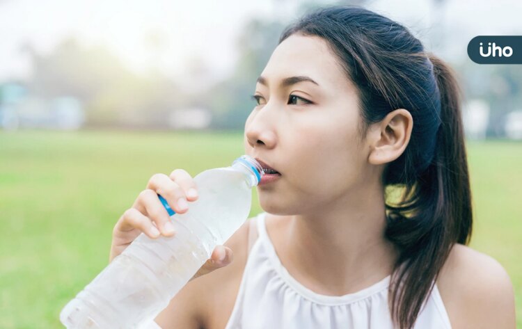 運動補水怎麼喝?可以喝運動飲料嗎?營養師揭「運動正確喝水」3要點 運動補水怎麼喝?可以喝運動飲料嗎?營養師揭「運動正確喝水」3要點