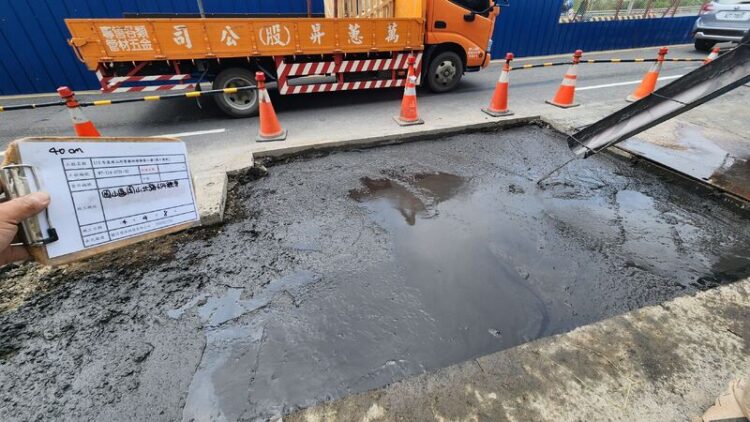 省道岡山路620號前台水200mm管線被輾壓破管 路面下陷 今(9)日清晨已恢復通車 省道岡山路620號前台水200mm管線被輾壓破管-路面下陷-今(9)日清晨已恢復通車