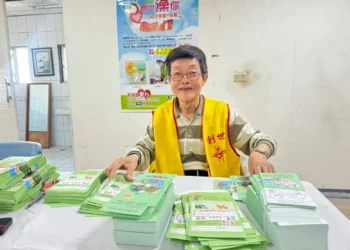 年近八旬退休老師擔任創世義工退而不休