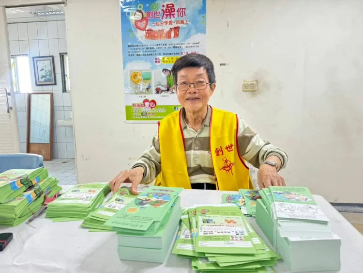 年近八旬退休老師擔任創世義工退而不休
