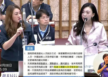 白喬茵質詢高閔琳怒拍桌，午餐秒開嗑爆高鈉拉麵！網友神解析：這根本是市政質詢套餐