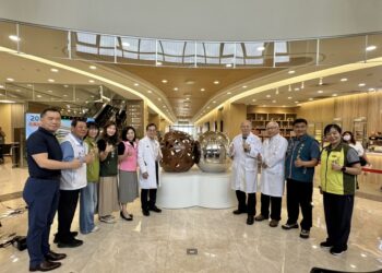 高雄秀傳紀念醫院藝術作品《依偎》揭幕-以愛與圓融打造友善的醫療空間溫度