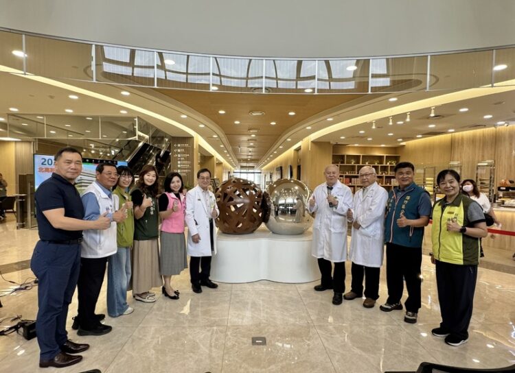 高雄秀傳紀念醫院藝術作品《依偎》揭幕-以愛與圓融打造友善的醫療空間溫度