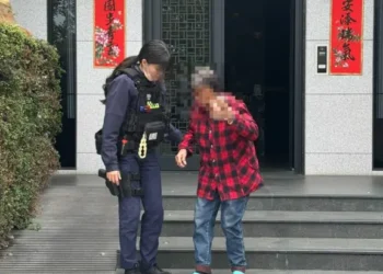 火警鈴聲嗡嗡作響-9旬嬤衝出家門卻因一事回不去了