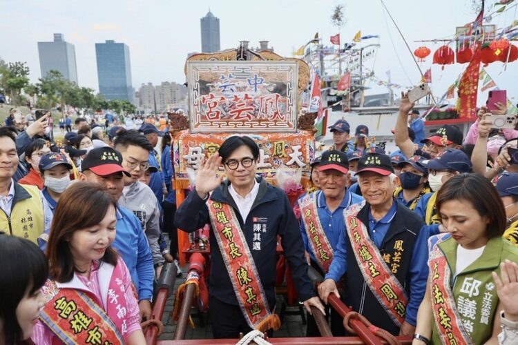 四年一科媽祖海上巡香回鑾 陳其邁率眾接駕祈平安 四年一科媽祖海上巡香回鑾-陳其邁率眾接駕祈平安