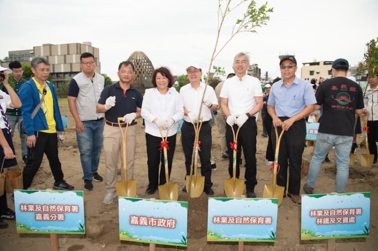 114年度植樹活動「綠織林業村 嘉義好森活」 嘉義市再添綠意 黃敏惠市長:全民攜手打造永續幸福城市 114年度植樹活動「綠織林業村-嘉義好森活」-嘉義市再添綠意-黃敏惠市長:全民攜手打造永續幸福城市