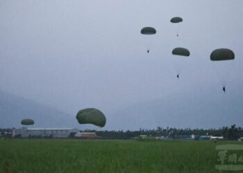 陸軍空訓中心夜間跳傘訓練-強化學員心理抗壓