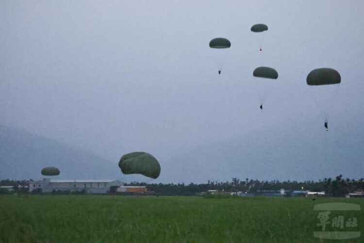 陸軍空訓中心夜間跳傘訓練 強化學員心理抗壓 陸軍空訓中心夜間跳傘訓練-強化學員心理抗壓