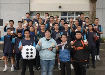 魏嘉彥轉贈企業贊助金-力挺化仁國中棒球隊備戰賽事