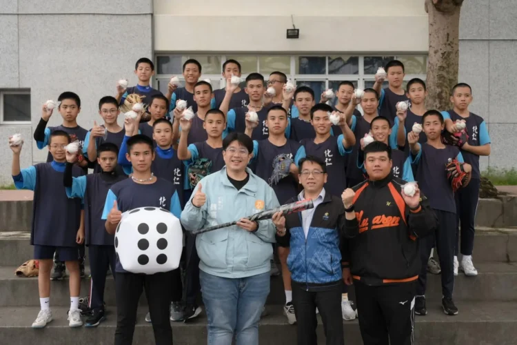 魏嘉彥轉贈企業贊助金 力挺化仁國中棒球隊備戰賽事 魏嘉彥轉贈企業贊助金-力挺化仁國中棒球隊備戰賽事