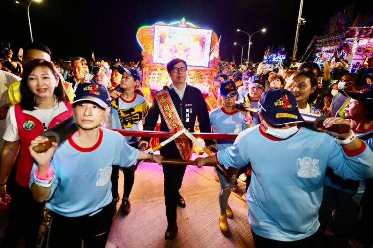 林園鳳芸宮海巡媽回鑾安座 陳其邁親臨扶轎、發壓轎金保平安 林園鳳芸宮海巡媽回鑾安座-陳其邁親臨扶轎、發壓轎金保平安