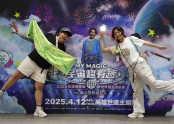 超嗨！告五人高雄開唱5萬人擠爆-市府加碼送優惠-粉絲爽拿豬扇子狂打卡