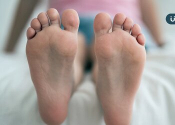 雙腳癢到睡不著，小心不寧腿症候群！醫揭「6大非藥物策略」改善症狀