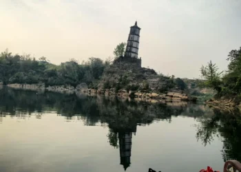 兩岸媒體採訪「世界八大斜塔」-廣西崇左市左江斜塔