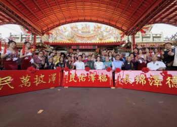 六腳鄉娘媽聖誕慶典，總統賴清德、前總統蔡英文及縣長翁章梁贈匾額致敬