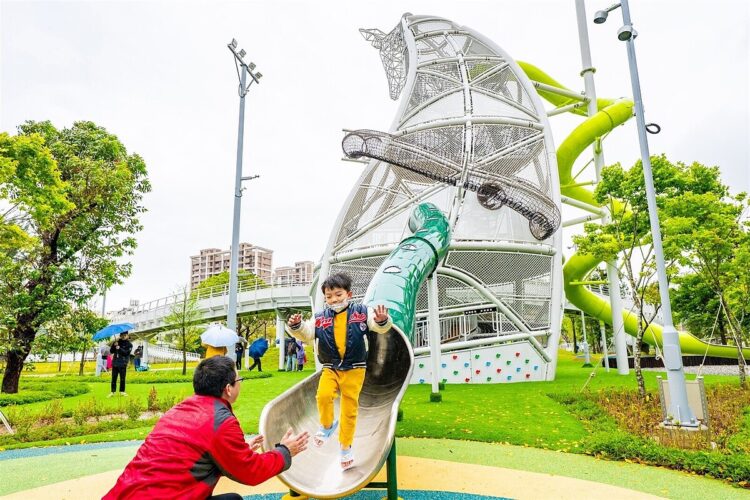 全桃園最高溜滑梯!八德楓樹腳公園啟用 張善政宣布第二批特色公園整建計畫 全桃園最高溜滑梯!八德楓樹腳公園啟用-張善政宣布第二批特色公園整建計畫