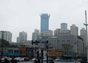 房價鬆動成形！全臺每坪跌破34萬-南部成重災區、專家：恐持續下修