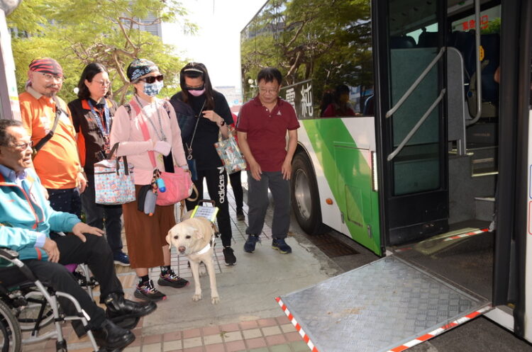 邀身障朋友實地教學「智慧等車」功能 讓智慧等車更貼心 邀身障朋友實地教學「智慧等車」功能-讓智慧等車更貼心