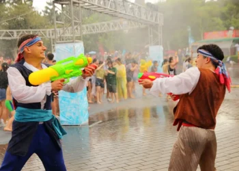 六福村潑水節一連兩天開戰-水槍、祝福一次來-六福村濕身嘉年華登場