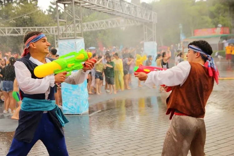 六福村潑水節一連兩天開戰-水槍、祝福一次來-六福村濕身嘉年華登場