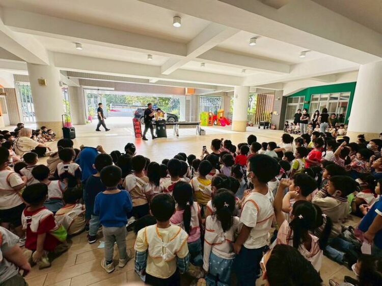 《楠警聯手消防走進幼兒園 宣導交通與急救知識》 《楠警聯手消防走進幼兒園-宣導交通與急救知識》