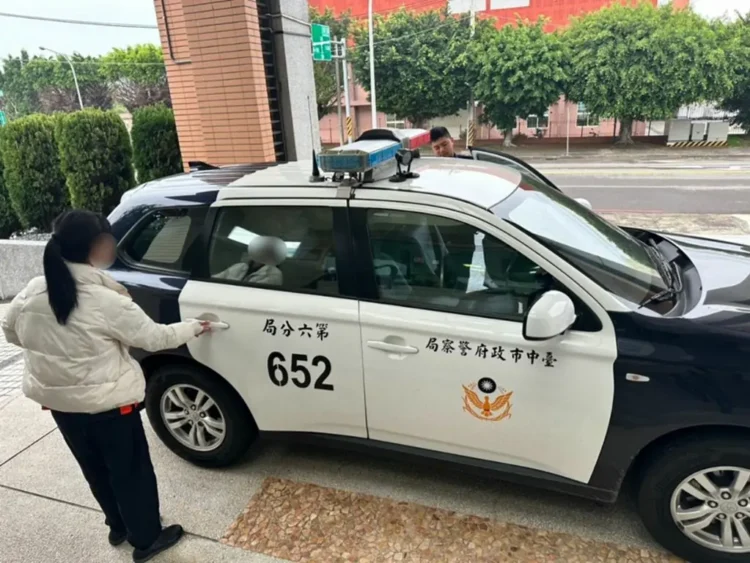 嘉義女大生臺中撞車滯留夜不得歸 幸遇暖警加開一班平安列車 嘉義女大生臺中撞車滯留夜不得歸-幸遇暖警加開一班平安列車