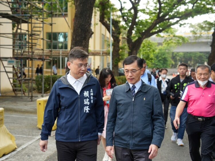 賴瑞隆緊盯高雄產業發展:高雄五大轉型工程齊發,打造半導體S廊帶與綠能科技新核心 賴瑞隆緊盯高雄產業發展:高雄五大轉型工程齊發,打造半導體s廊帶與綠能科技新核心