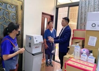 挺青海路樋口先生飯糰-民進黨高雄市黨部主委黃文益伸援手