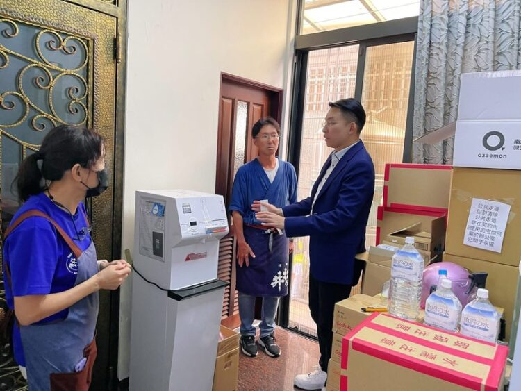 挺青海路樋口先生飯糰-民進黨高雄市黨部主委黃文益伸援手