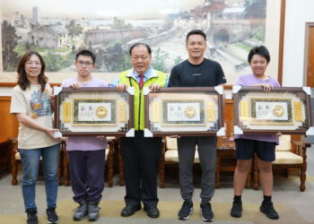 為澎湖爭光！-陳光復頒贈賀匾表揚郭仁祥、蔡靖宏、許宜婷勇奪冬季特奧佳績