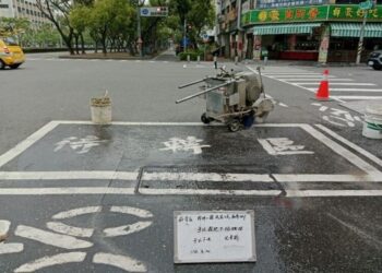 防路口轉彎處打滑-寬頻孔蓋下地