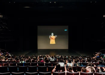 歌劇院為學子們開場藝起體驗當代馬戲-保持聯繫巨型搖擺裝置創造焦點