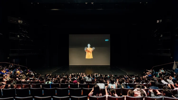 歌劇院為學子們開場藝起體驗當代馬戲 保持聯繫巨型搖擺裝置創造焦點 歌劇院為學子們開場藝起體驗當代馬戲-保持聯繫巨型搖擺裝置創造焦點