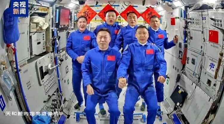 神舟二十號完成對接 中國太空站迎來第六次會師 神舟二十號完成對接-中國太空站迎來第六次會師