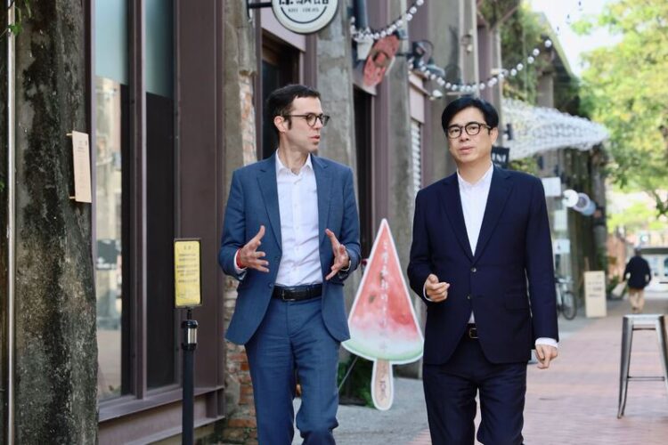 2025法國生活節升級亮點 陳其邁與法國在台協會主任龍燁攜手拍片 2025法國生活節升級亮點-陳其邁與法國在台協會主任龍燁攜手拍片