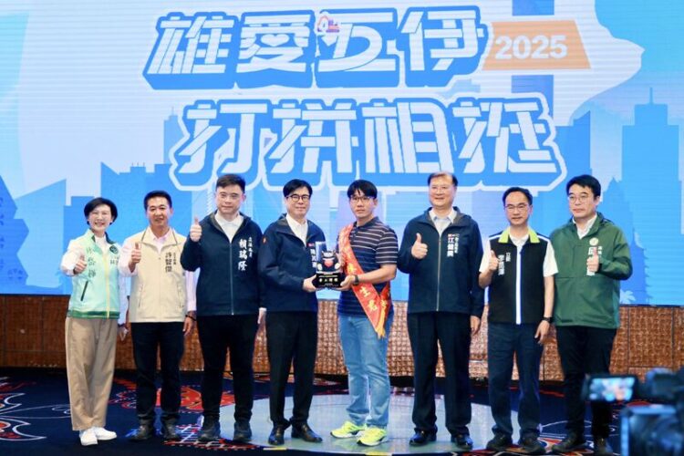 高雄市模範勞工表揚 陳其邁感謝勞工朋友共同為高雄產業打拚 高雄市模範勞工表揚-陳其邁感謝勞工朋友共同為高雄產業打拚